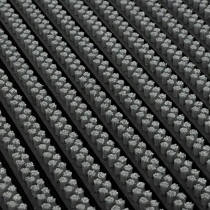 Fußmatte Power Brush - Grau, 60 x 40 cm, 100 % Nylon - Detailaufnahme einer grauen Eingangsmatte mit schwarzer Basis, ideal für die Schmutzaufnahme und Reinigung von Schuhen.