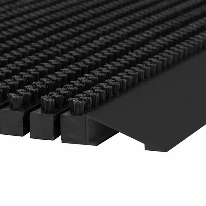 Fußmatte Power Brush - Schwarz, 60 x 40 cm, 100 % Nylon - Nahaufnahme einer schwarzen Fußmatte mit Bürstenstruktur und einem flachen, schrägen Randprofil. Ideal für den Eingangsbereich.