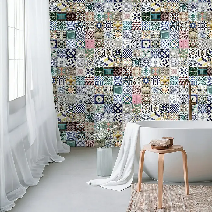 A.S. Création The Wall 3 Fototapete Vintage - B x H: 159 x 280 cm, Vlies - Ein Badezimmer mit einer freistehenden Badewanne und einer Akzentwand mit bunten Kacheln. Das natürliche Licht scheint durch die weißen Vorhänge.