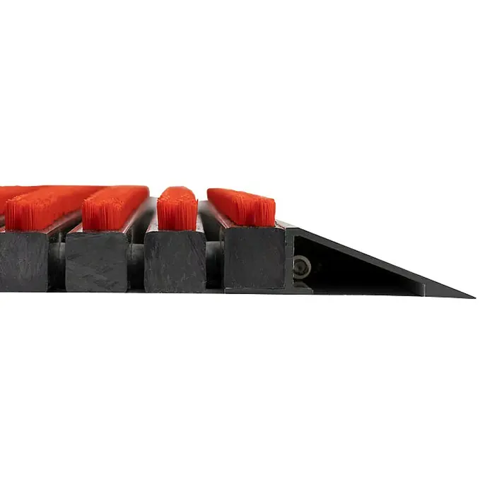 Fußmatte Power Brush - Rot, 60 x 40 cm, 100 % Nylon - Bild einer Fußmatte mit roten Bürsten und schwarzer Basis, ideal für Eingänge. Effektive Schmutzentfernung garantiert Sauberkeit.