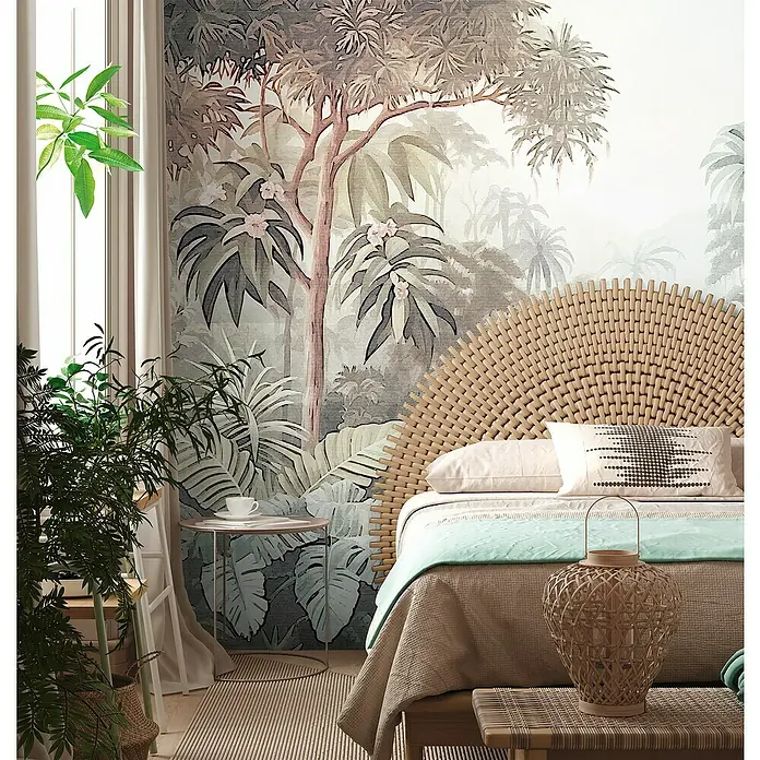 A.S. Création The Wall 3 Fototapete Dschungel I - B x H: 371 x 280 cm, Vlies - Schlafzimmer mit großem Rattan-Kopfteil vor einer Dschungeltapete. Natürliche Elemente schaffen eine entspannende Atmosphäre.
