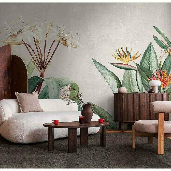 A.S. Création The Wall 3 Fototapete Pflanzen - B x H: 371 x 280 cm, Vlies - Elegantes Interieur mit floraler Wandkunst, einem stilvollen Sofa und einem dunklen Holztisch. Gemütliches Ambiente.