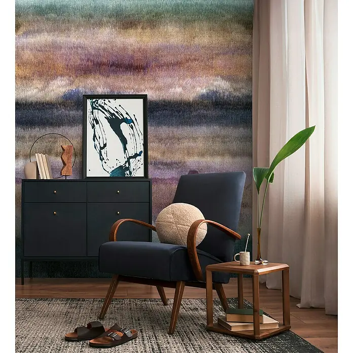 A.S. Création The Wall 3 Fototapete Horizont - B x H: 212 x 280 cm, Vlies - Elegante Leseecke mit einem marineblauen Sessel, einem Beistelltisch aus Holz und dekorativen Elementen auf einem stilvollen Teppich.