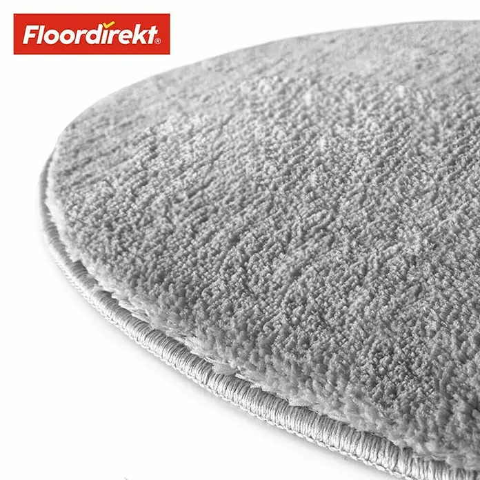 Floordirekt Badteppich Sky - 95 x 95 cm, Silbergrau, 100% Polyester - Detailaufnahme eines grauen FloorDirekt Teppichs, der eine weiche Textur und eine robuste Umrandung zeigt.\n