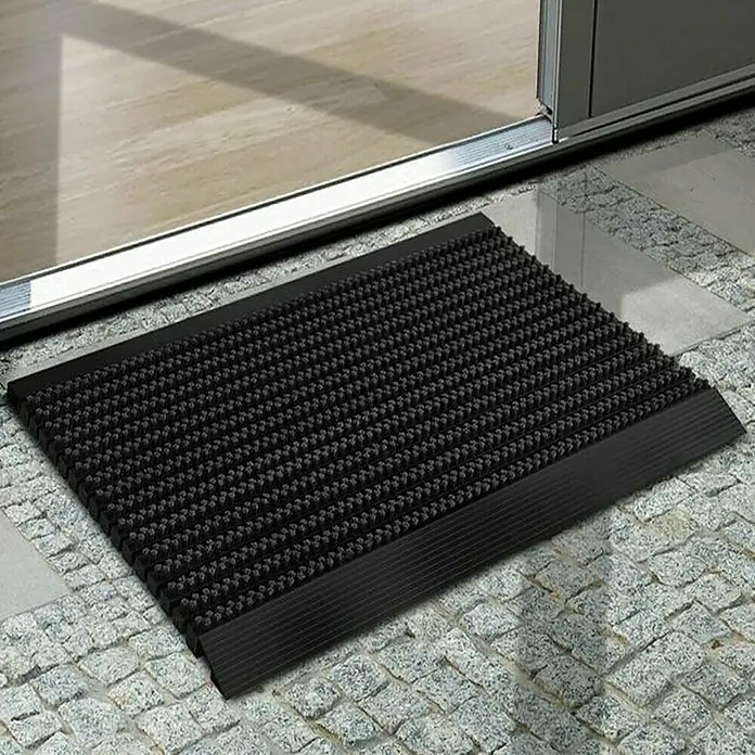 Fußmatte Power Brush - Schwarz, 60 x 40 cm, 100 % Nylon - Schwarze Fußmatte mit Noppenstruktur vor einer Tür, ideal zum Sauberhalten des Eingangsbereichs. Robust und stilvoll.
