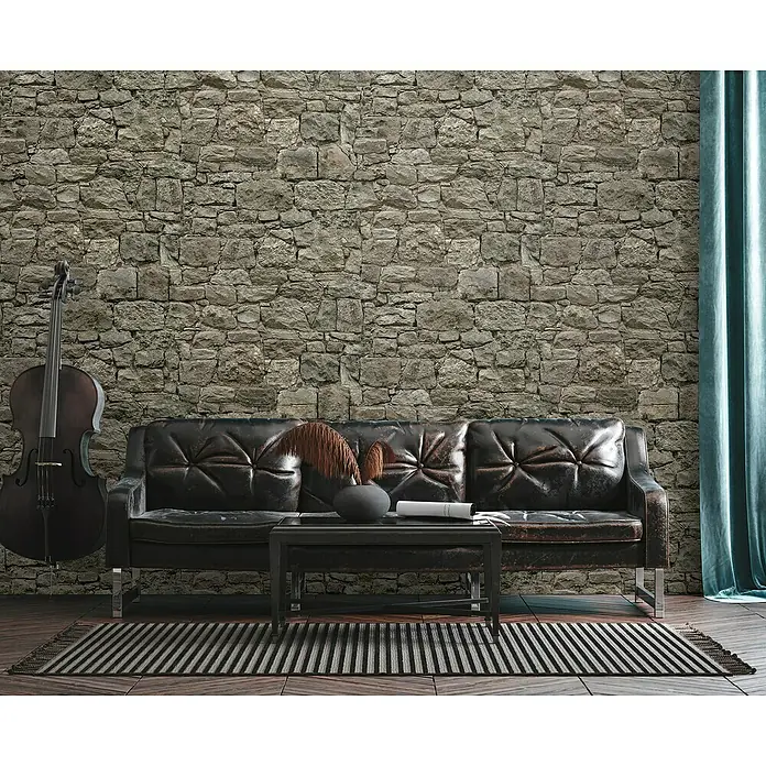 A.S. Création The Wall 2 Fototapete Steinwand II - B x H: 159 x 280 cm, Vlies - Wohnzimmer mit antikem Leder Sofa, Couchtisch und Cello vor einer Steinwand. Elegantes Interieur mit rustikalem Charme und moderner Note.