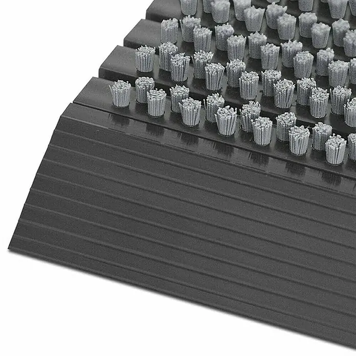 Fußmatte Power Brush - Grau, 60 x 40 cm, 100 % Nylon - Detailaufnahme einer Fußmatte mit Borsten zur Reinigung von Schuhen, ideal für den Eingangsbereich.
