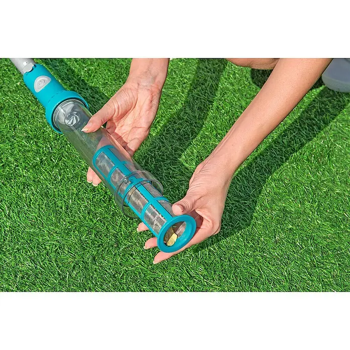 Bestway Poolsauger-Set AquaSurge - Türkis - Eine Person hält eine Poolreinigungsbürste mit einem durchsichtigen Behälter und einem blauen Filter über grünem Gras.