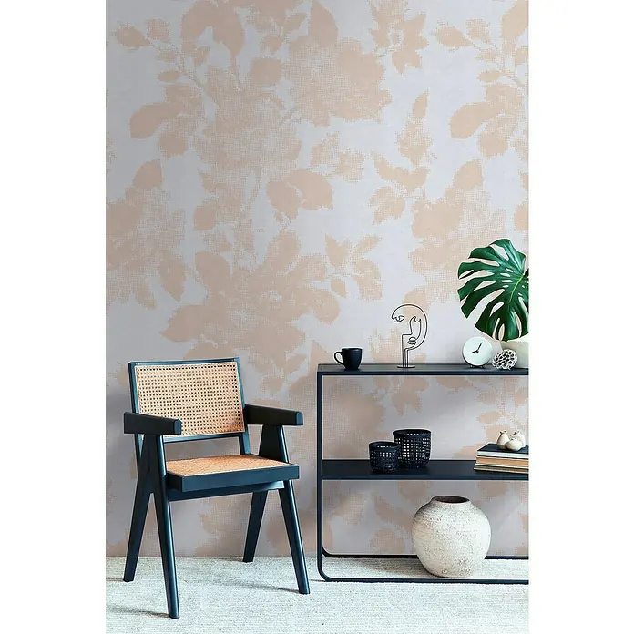 A.S. Création The Wall 3 Fototapete Blumen II - B x H: 159 x 280 cm, Vlies - Elegantes Interieur mit einem dunklen Holzstuhl mit Rattansitz, einem schwarzen Regal und einer floral gemusterten Tapete.