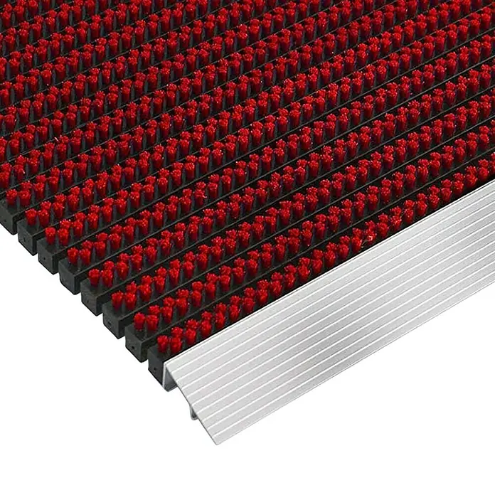 Fußmatte Profi Brush - Rot, 60 x 40 cm, 100 % Nylon - Detailaufnahme einer Fußmatte mit roten Bürsten und Aluminiumkante. Ideal für den Eingangsbereich, um Schmutz zu entfernen.