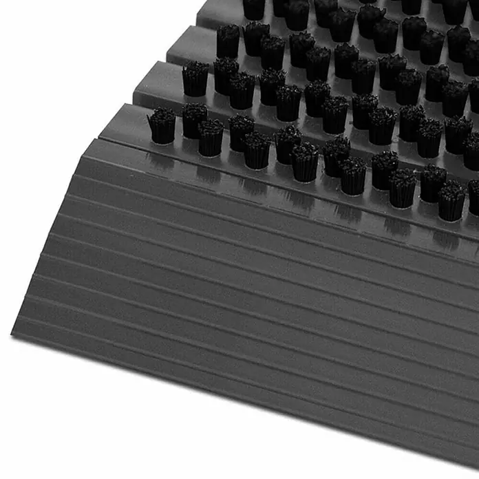 Fußmatte Power Brush - Schwarz, 60 x 40 cm, 100 % Nylon - Eine Nahaufnahme einer grauen Schmutzfangmatte mit schwarzen Bürsten, ideal für den Eingangsbereich.