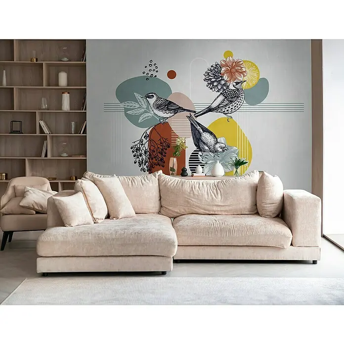 A.S. Création The Wall 3 Fototapete Formen mit Vögeln - B x H: 371 x 280 cm, Vlies - Elegante Wohnzimmeransicht mit einem beigen Ecksofa, das Komfort und Stil vereint, vor einer kunstvollen Wand mit Vogelmotiven für eine harmonische Atmosphäre.