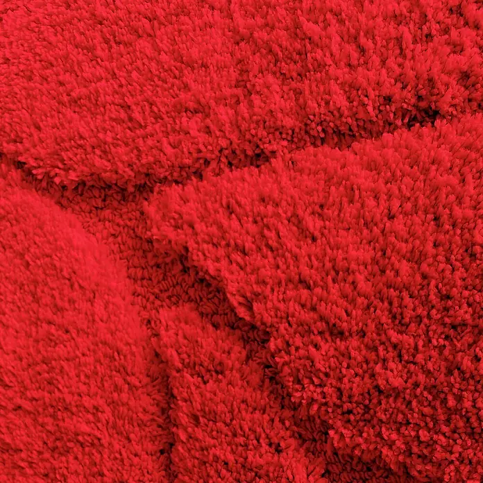 Floordirekt Badteppich Maris - 120 x 60 cm, Rot, 100% Polyester - Nahaufnahme eines roten, flauschigen Teppichs mit weicher Textur. Ideal für Gemütlichkeit und Wärme in jedem Raum.