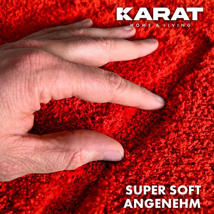 Floordirekt Badteppich Atlantis - 120 x 70 cm, Rot, 100% Polyester - Nahaufnahme eines roten, superweichen Teppichs der Marke Karat Home & Living mit dem OEKO-TEX® Standard 100 Zertifikat.