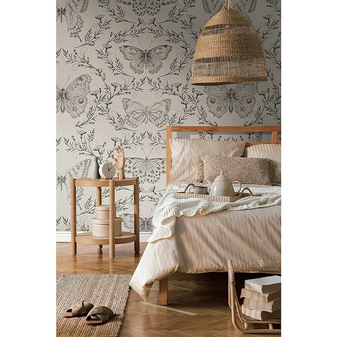 A.S. Création The Wall 2 Fototapete Schmetterling - B x H: 159 x 280 cm, Vlies - Schlafzimmer Interieur mit einem Holzbett und einem Nachttisch mit Deko, mit einer Rattanlampe und einem Teppich im Vordergrund.