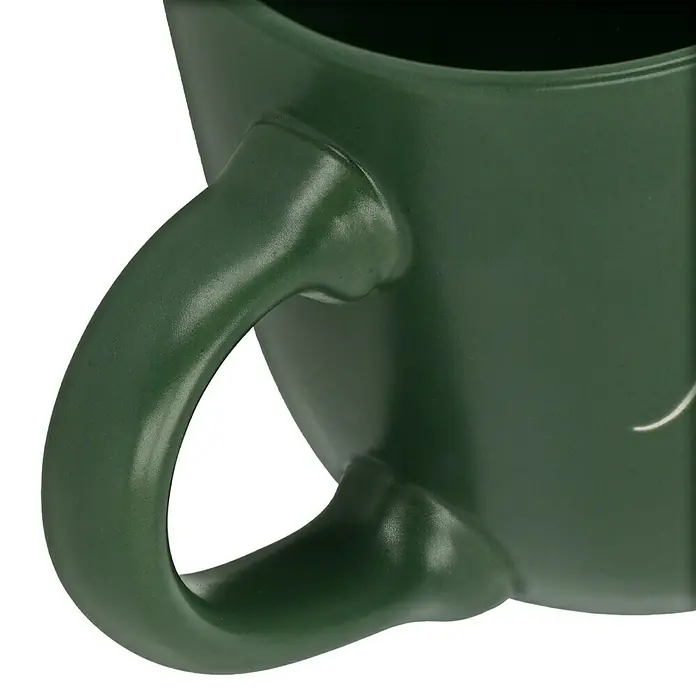 Boltze Tasse Merry Christmas - Dunkelgrün, L x B x H: 8,3 x 8,3 x 9,5 cm, 300 ml - Nahaufnahme einer grünen Tasse mit Henkel. Das Design der Keramiktasse ist modern und ansprechend.