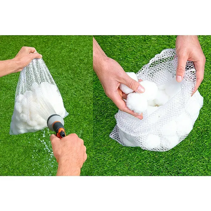 Bestway Flowclear Filterbälle - 500 g - Weiße Filterbälle in einem Netz werden mit einem Schlauch gereinigt, dann in die Hand genommen und betrachtet. Für Aquarienfilteranlagen.