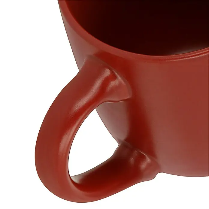 Boltze Tasse Merry Christmas - Rot, L x B x H: 8,3 x 8,3 x 9,5 cm, 300 ml - Detailaufnahme einer roten Kaffeetasse, die die elegante Form und den Henkel hervorhebt, ideal für heiße Getränke.