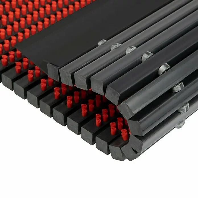 Fußmatte Power Brush - Rot, 60 x 40 cm, 100 % Nylon - Nahaufnahme einer Fußmatte mit schwarzen Lamellen und roten Borsten, die Schmutz und Feuchtigkeit effektiv abfängt.