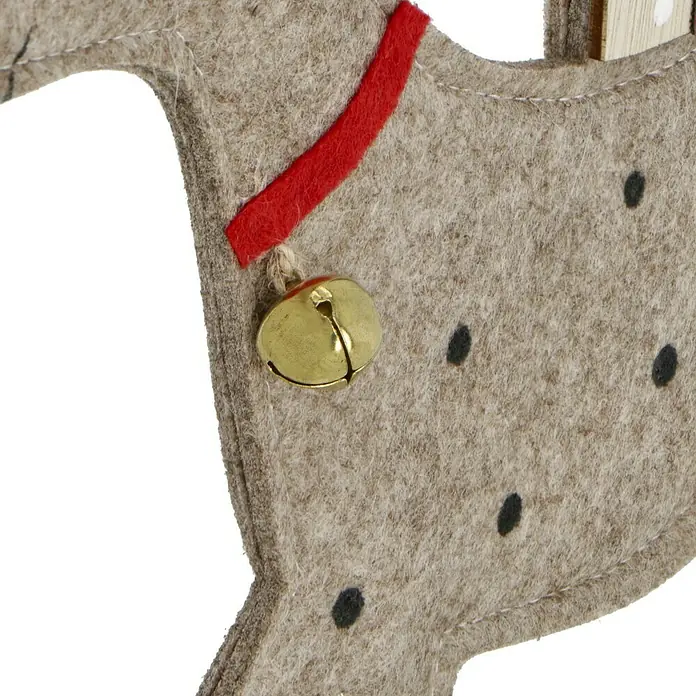Noor Living Dekofigur X-Mas Hund - L x B x H: 5 x 30 x 26 cm, Holz - Nahaufnahme eines Rentierornaments aus Filz mit rotem Halsband, Glöckchen und schwarzen Punkten.