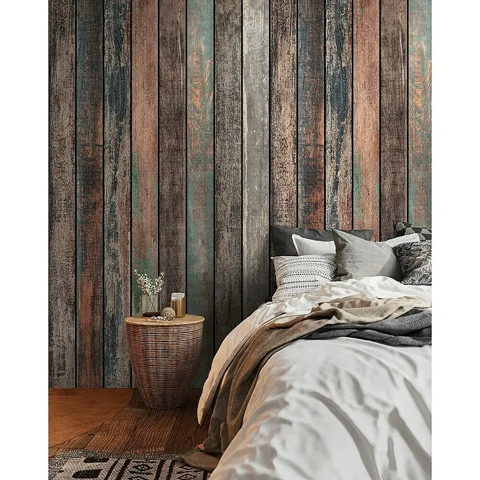 A.S. Création The Wall 3 Fototapete Holz-Optik - B x H: 159 x 280 cm, Vlies - Schlafzimmer mit rustikaler Holzwand und Bettwäsche in Weiß und Grau. Ein Weidenkorbtisch dient als Nachttisch.