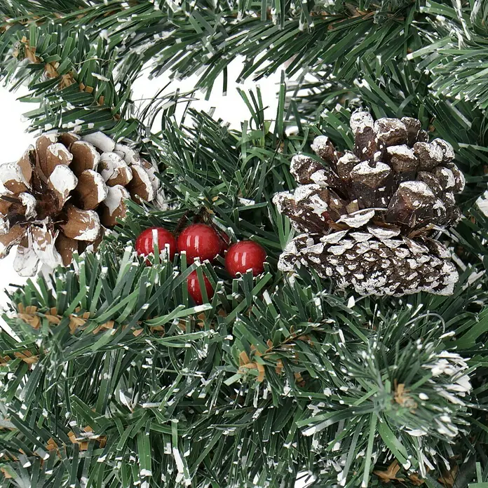 Edelmann Künstlicher Weihnachtsbaum Creston - Höhe: 45 cm, Grün - Nahaufnahme von Tannenzapfen und roten Beeren auf einem künstlichen Weihnachtsbaum mit Schnee.
