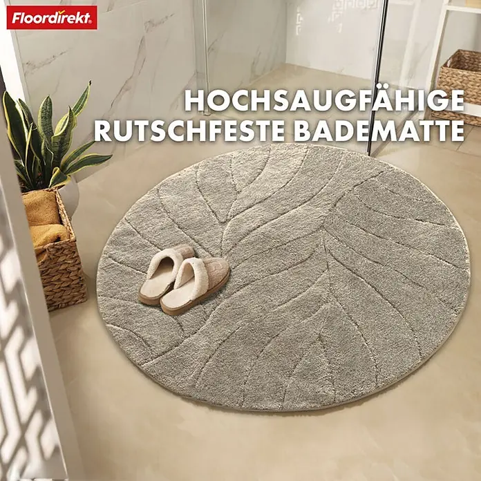 Floordirekt Badteppich Maris - 120 x 120 cm, Ivory, 100% Polyester - Bild einer hochsaugfähigen, rutschfesten Badematte mit Blattdesign und Hausschuhen im Badezimmer.