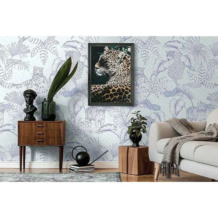 A.S. Création The Wall 2 Fototapete Dschungel mit Raumkatzen - B x H: 159 x 280 cm, Vlies - Ein stilvolles Interieur mit einer Kommode, einem Sofa und einem gerahmten Leopardenbild an einer gemusterten Wand.