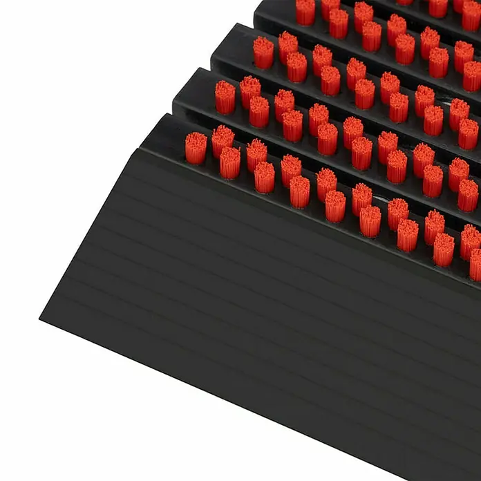 Fußmatte Power Brush - Rot, 60 x 40 cm, 100 % Nylon - Detailaufnahme einer schwarzen Fußmatte mit roten Bürstenreihen. Die Matte ist robust und ideal für den Eingangsbereich.