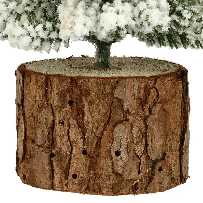 Mini-Weihnachtsbaum - Höhe: 19 cm - Nahaufnahme eines Mini-Weihnachtsbaums mit Schnee auf einem dekorativen Baumstumpf-Sockel, ideal für festliche Tischdekorationen.