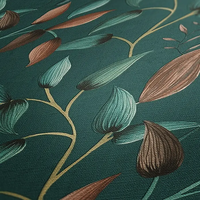 A.S. Création Pintwalls 2 Vliestapete Blätterranke - Grün-Petrol-Orange, Floral, 10,05 x 0,53 m - Detailaufnahme einer dunkelgrünen Tapete mit stilisierten Blättern und goldenen Zweigen. Das Muster erzeugt eine elegante, natürliche Atmosphäre.
