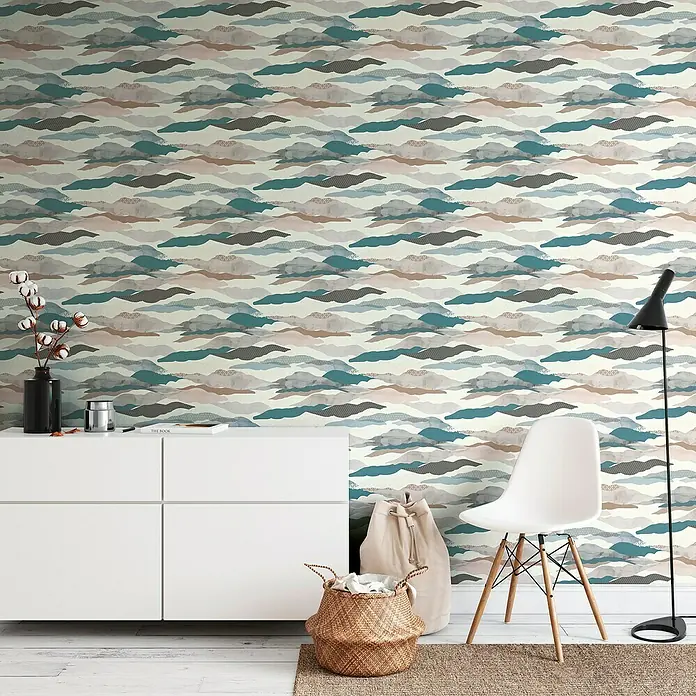 A.S. Création Pintwalls 2 Vliestapete Wolken-Wellen - Blau-Grau-Weiß, Grafisch, 10,05 x 0,53 m - Einrichtungsszene mit abstrakter Tapete mit horizontalen Wellen in Blau, Grau und Braun, die eine moderne und ruhige Atmosphäre schafft.