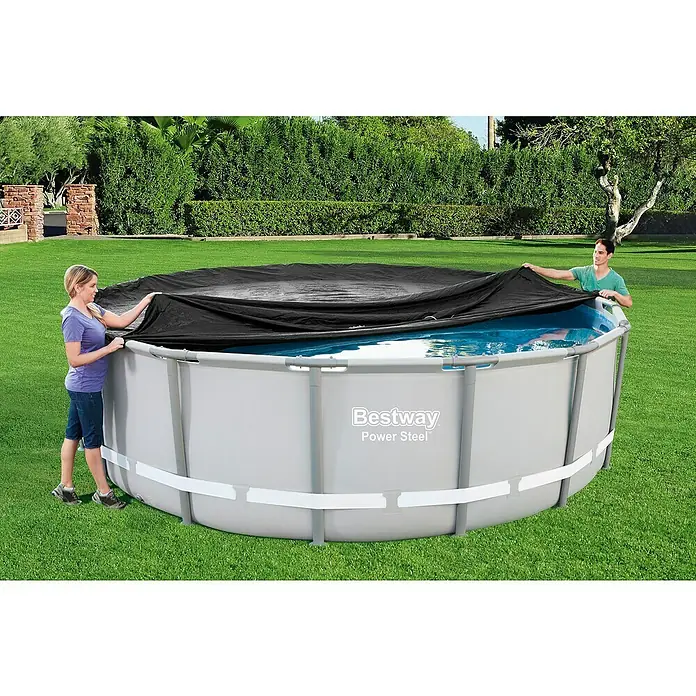 Bestway Pool-Abdeckplane - Durchmesser: 493 cm, Material: Kunststoff - Personen, die eine schwarze Bestway Power Steel Poolabdeckung über einen Pool legen.
