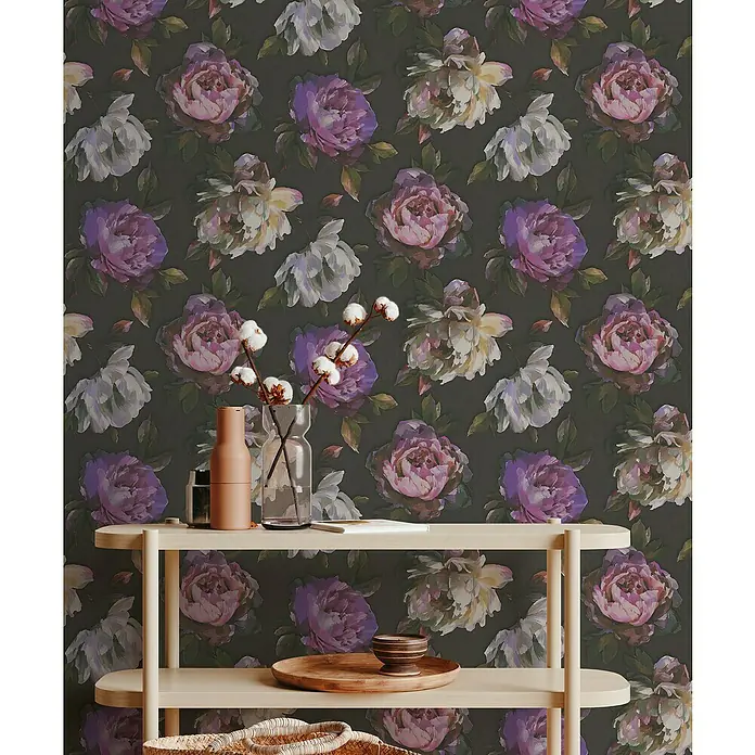 A.S. Création Pintwalls 2 Vliestapete Pfingstrosenblüten - Schwarz-Violett-Grün, Floral, 10,05 x 0,53 m - Eine Nahaufnahme eines Regals mit Dekorationsgegenständen vor einer floral gemusterten Wand, die eine warme und einladende Atmosphäre schafft.