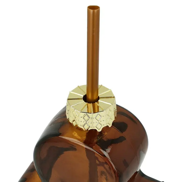 Boltze Trinkglas Lebkuchenmännchen - Braun, L x B x H: 4,7 x 10 x 14,5 cm, Lebkuchen - Nahaufnahme einer braunen Ornamentkugel mit goldenem Aufhänger und braunem Strohhalm, ideal für festliche Dekorationen und weihnachtliche Akzente.