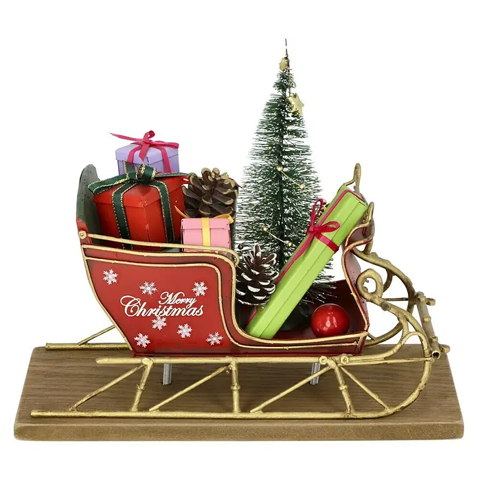 Dekofigur Weihnachtsschlitten - L x B x H: 22 x 10,5 x 18 cm, Metall - Eine festliche Weihnachtsschlitten-Dekoration mit Geschenken, Tannenzapfen und einem Miniatur-Weihnachtsbaum.