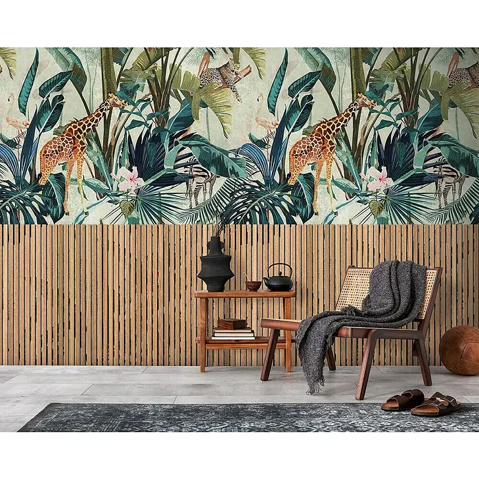 A.S. Création The Wall 3 Fototapete Holzpaneel mit Dschungel-Ausschnitt II - B x H: 159 x 280 cm, Vlies - Interieur mit Dschungeltapete, Holzpaneelen und stilvollen Möbeln, inklusive Stuhl, Tisch und Dekorationselementen.