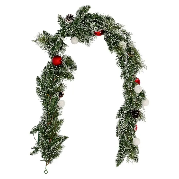 Edelmann Weihnachtsgirlande Kaprun - Kunststoff, LED-Beleuchtung - Detailaufnahme eines festlichen Weihnachtsgirlande mit grünen Zweigen, roten Kugeln und weißen Akzenten, ideal für saisonale Dekorationen.
