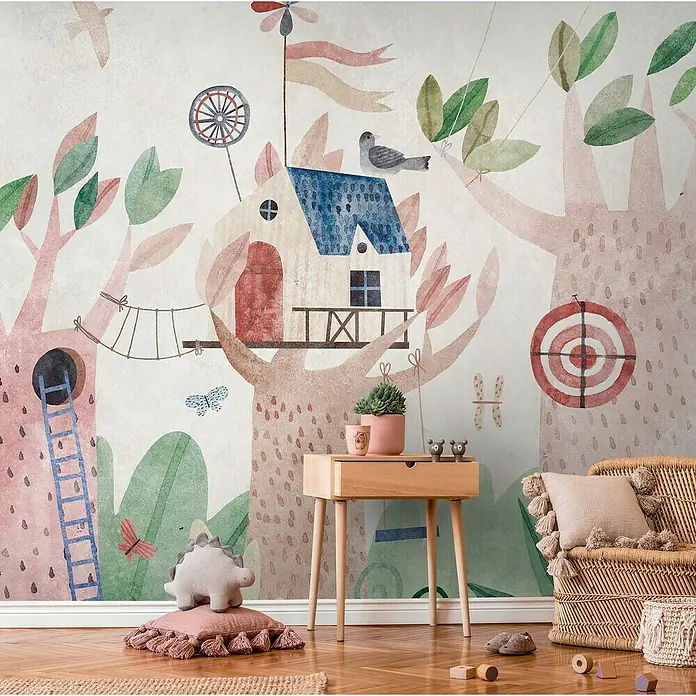 A.S. Création The Wall 3 Fototapete Baumhaus - B x H: 371 x 280 cm, Vlies - Ein Kinderzimmer mit einer verspielten Baumhaus-Tapete. Der Raum ist hell und freundlich mit einem Holzboden und natürlichen Elementen.