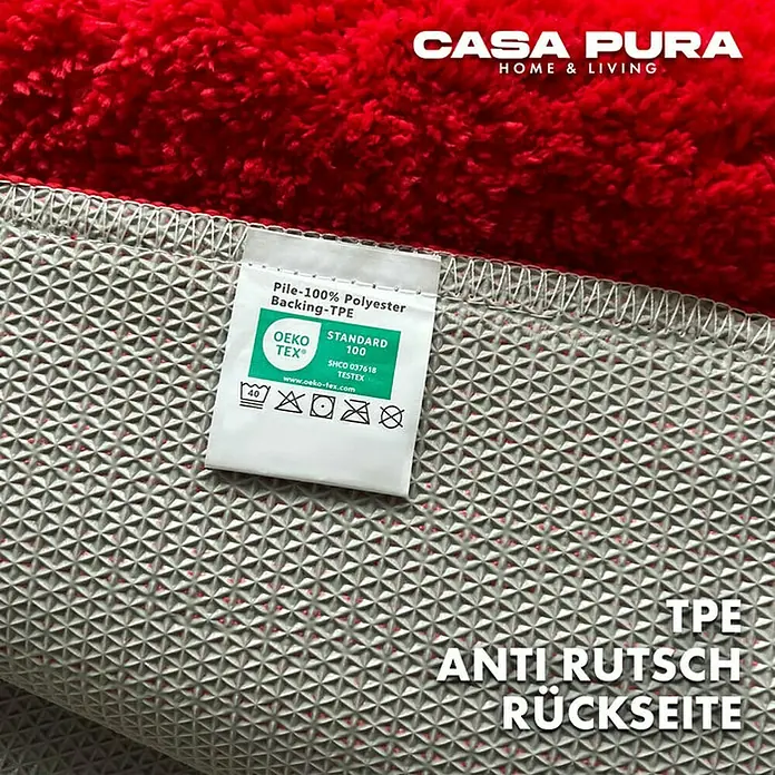 Floordirekt Badteppich Sky - 60 x 50 cm, Beerenrot, 100% Polyester - Nahaufnahme eines roten Casa Pura Teppichs mit TPE Anti-Rutsch Rückseite und Öko-Tex Standard 100 Zertifizierung.