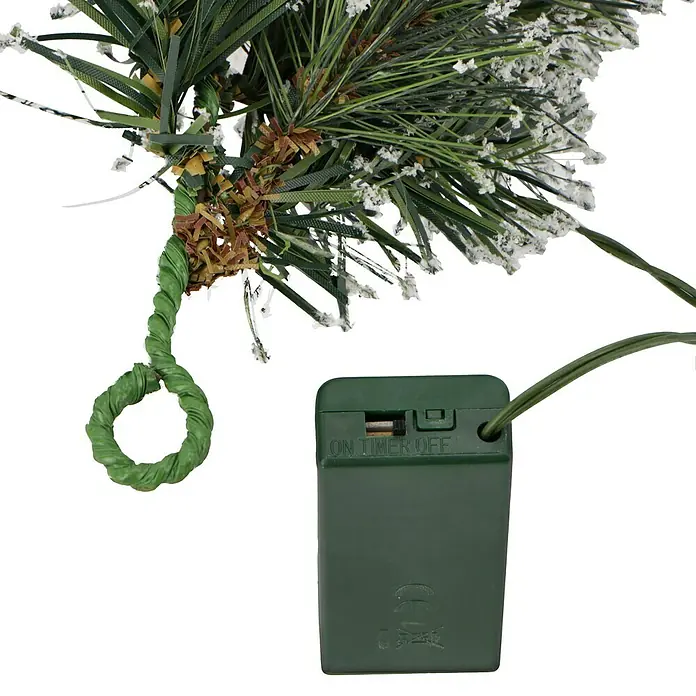 Edelmann Weihnachtsgirlande Kaprun - Kunststoff, LED-Beleuchtung - Nahaufnahme eines dekorativen Tannenzweigs mit integrierter grüner Batteriebox und Timer-Funktion für Lichter.