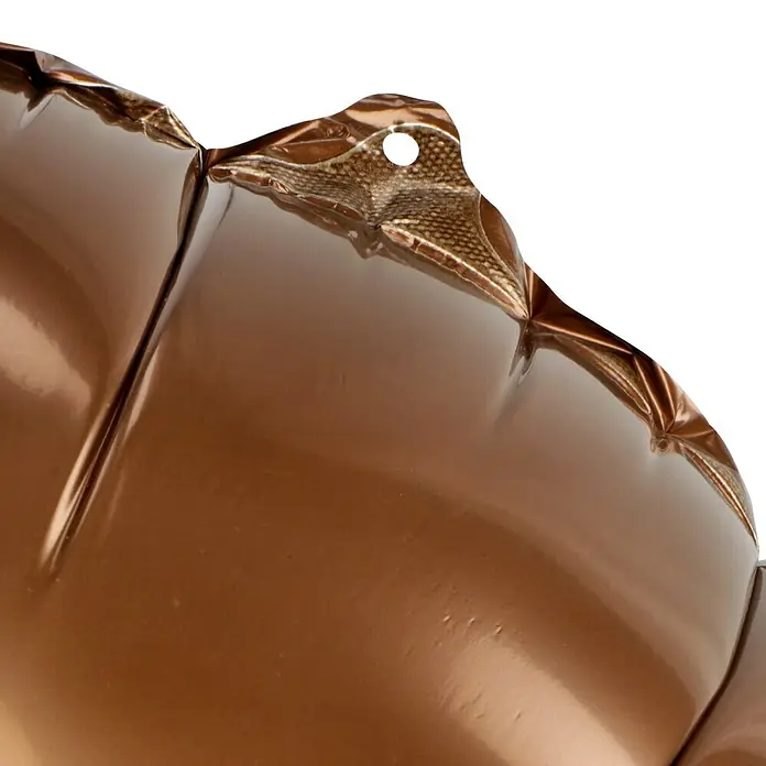 Luftballon Lebkuchen -  - Nahaufnahme eines glänzenden, herzförmigen Schokoladenballons mit Falten und einem kleinen Loch oben, ideal für festliche Dekorationen.