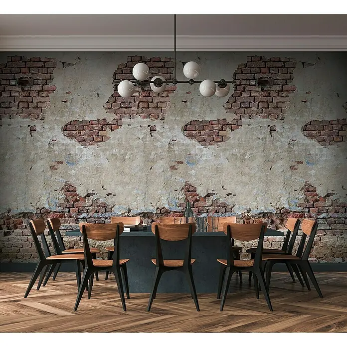 A.S. Création The Wall 2 Fototapete Backsteinwand - B x H: 159 x 280 cm, Vlies - Modernes Esszimmer mit einem Esstisch und Stühlen, die vor einer Wand mit freiliegendem Ziegelmauerwerk stehen. Die Beleuchtung erfolgt durch eine moderne Hängeleuchte.