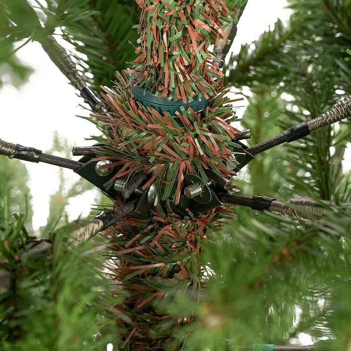 Edelmann Künstlicher Weihnachtsbaum Maklura - Höhe: 185 cm, Grün - Detailaufnahme eines künstlichen Weihnachtsbaums mit Metallstütze und grün-brauner Girlande. Die Konstruktion sorgt für Stabilität und festlichen Look.