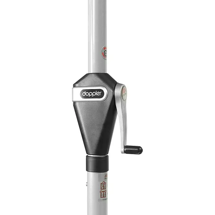 Doppler Active Marktschirm rund Auto Tilt - Fresh Green, Durchmesser Bespannung: 320 cm - Detailaufnahme eines Doppler Sonnenschirms mit Kurbelmechanismus, ideal für einfache Bedienung und Schattenspenden im Garten.