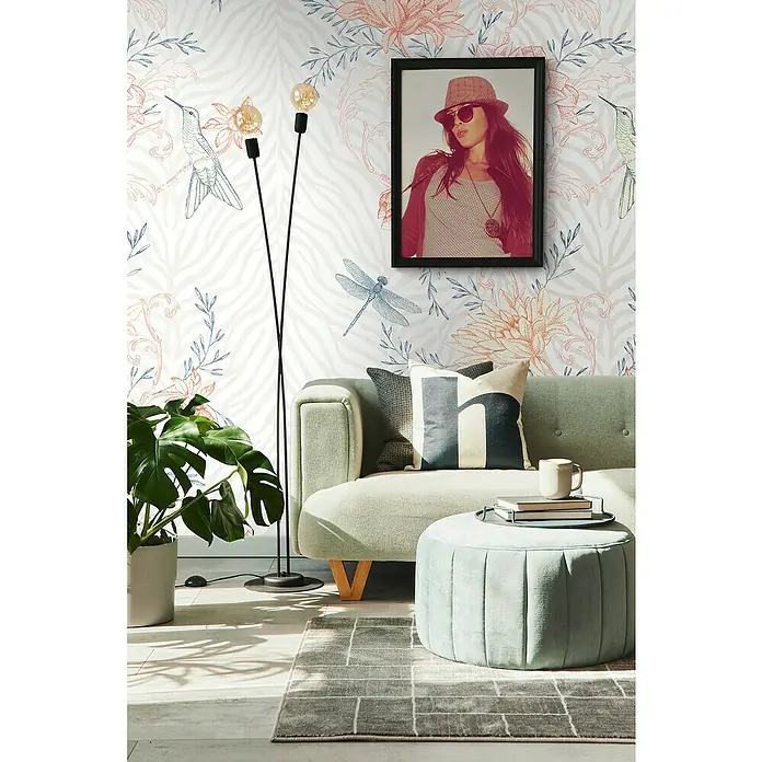 A.S. Création The Wall 2 Fototapete Blumen & Tiere - B x H: 159 x 280 cm, Vlies - Ein modernes Wohnzimmer mit einem mintgrünen Sofa, einem runden Hocker und einer Stehlampe. Das Bild zeigt ein stilvolles Interieur.