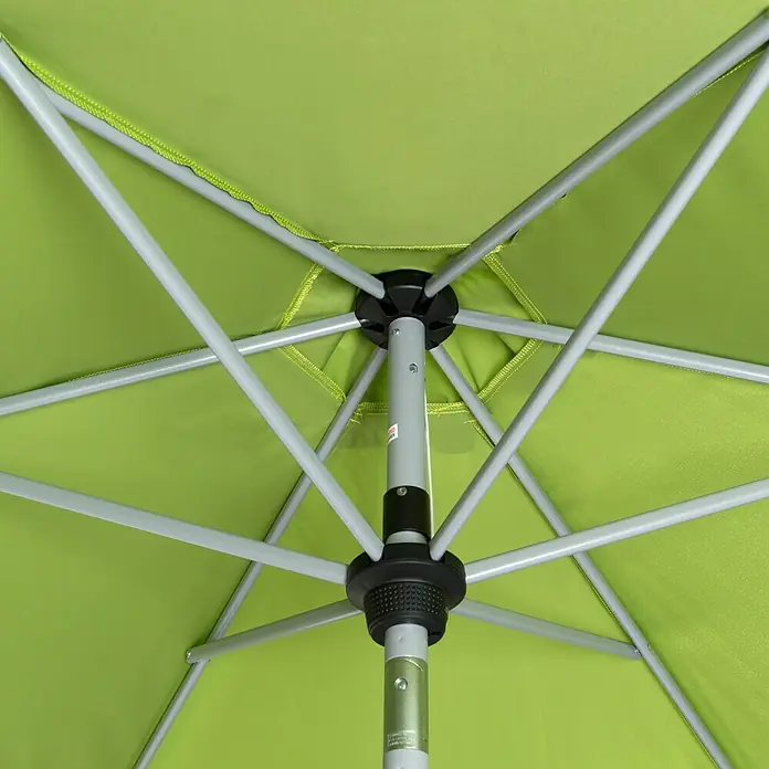 Doppler Active Marktschirm rund Auto Tilt - Fresh Green, Durchmesser Bespannung: 280 cm - Nahaufnahme eines geöffneten grünen Sonnenschirms mit silbernem Gestänge und schwarzer Befestigung.