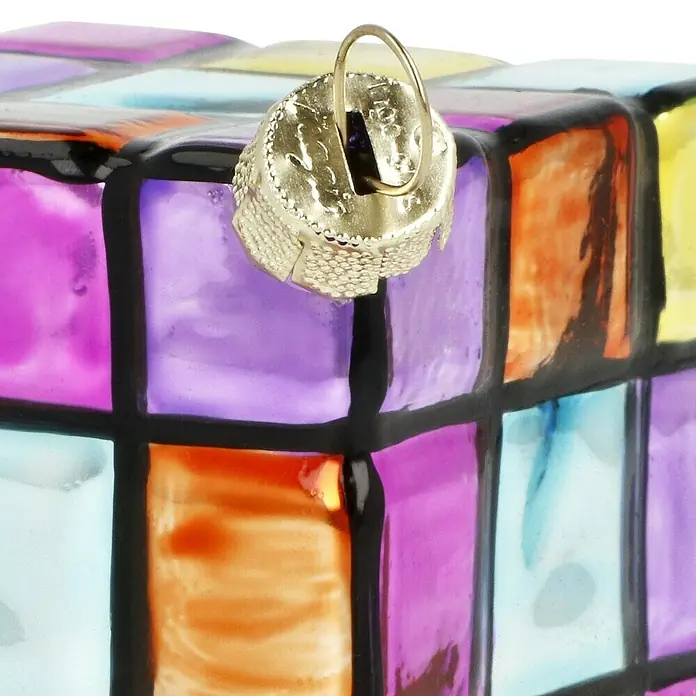 Christbaumschmuck Zauberwürfel - Bunt, Glas, 1 Stk., 9 x 9 x 9 cm - Detailaufnahme eines farbenfrohen, würfelförmigen Glasornaments mit glänzenden Akzenten und einer goldenen Aufhängung.