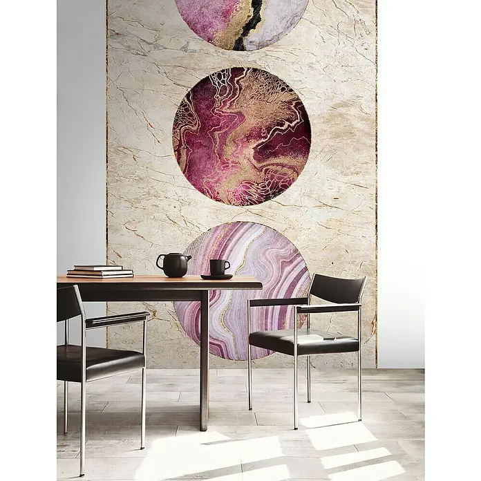 A.S. Création The Wall 3 Fototapete Marmorwand II - B x H: 159 x 280 cm, Vlies - Elegantes Esszimmer mit modernem Tisch und Stühlen vor einer auffälligen Wandgestaltung mit abstrakten Kreismotiven.