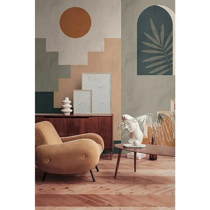 A.S. Création The Wall 3 Fototapete Fassade - B x H: 371 x 280 cm, Vlies - Das Interieur zeigt einen Sessel mit Akzenten, ein Sideboard und einen Beistelltisch in einem Raum mit Kunst- und Dekorelementen an den Wänden.